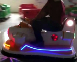 客戶來公司試受歡迎的啟航飛機