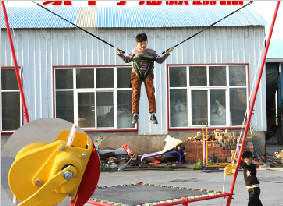 鋼架蹦極廣場游樂設備兒童蹦床