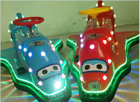 升級(jí)版飛機(jī)碰碰車燈光絢麗質(zhì)量過硬