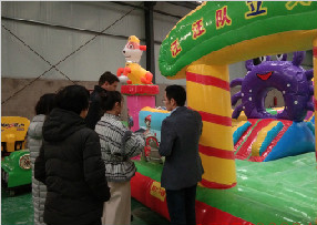 比利時客戶不遠萬里來廠參觀考察批量定做城堡